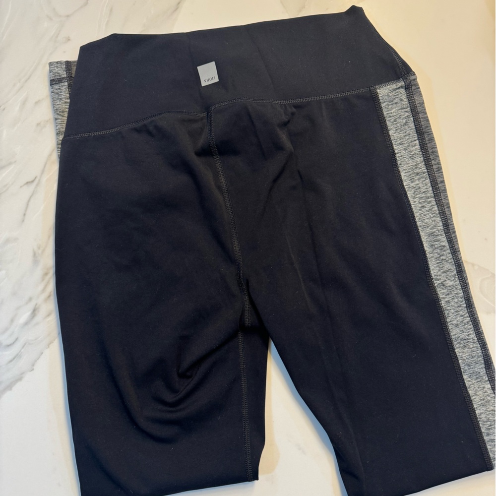 Vuori Black & Grey Leggings - Picture 4 of 6